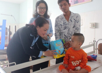 Trao 200 suất quà cho bệnh nhân nhi