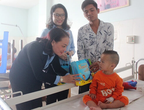 Trao 200 suất quà cho bệnh nhân nhi