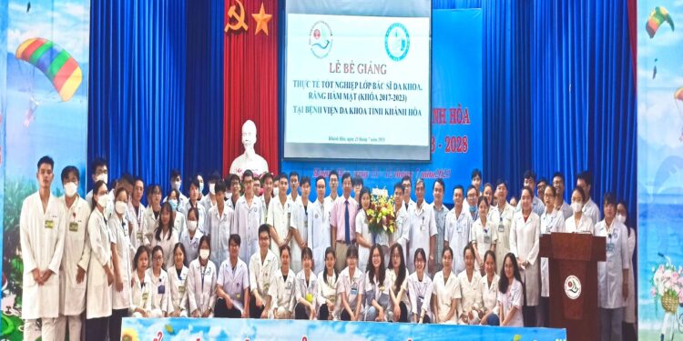 Lễ bế giảng “Thực tế tốt nghiệp lớp bác sĩ Đa khoa, Răng hàm mặt (khóa 2017-2023) – Trường Đại học Y Dược Huế