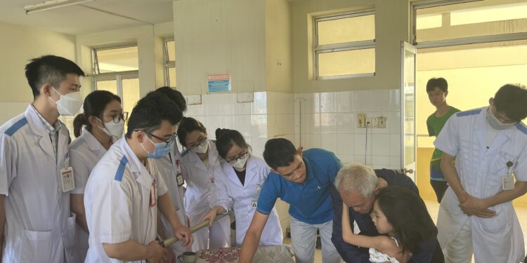 Đoàn chuyên gia Chỉnh hình nhi và Chấn thương chỉnh hình đến làm việc tại Bệnh viện Đa khoa tỉnh Khánh Hòa