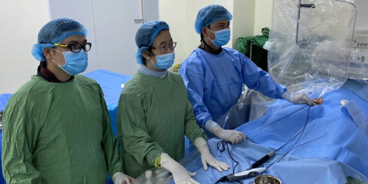 Đoàn chuyên gia Bệnh viện Chợ Rẫy TP.HCM chuyển giao kỹ thuật cắt đốt điện sinh lý tại Bệnh viện Đa khoa tỉnh Khánh Hòa