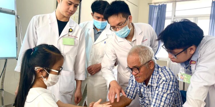 Đoàn chuyên gia Chấn thương chỉnh hình, Bệnh viện Đa khoa Xuyên Á – TP. Hồ Chí Minh khám, điều trị và phẫu thuật tại Bệnh viện Đa khoa tỉnh Khánh Hòa