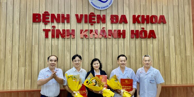 Chúc mừng tái bổ nhiệm lãnh đạo các khoa, phòng