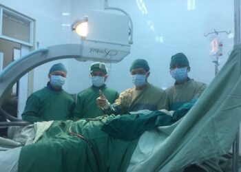 Điều trị gãy liên mấu chuyển xương đùi bằng đinh nội tủy đầu trên xương đùi