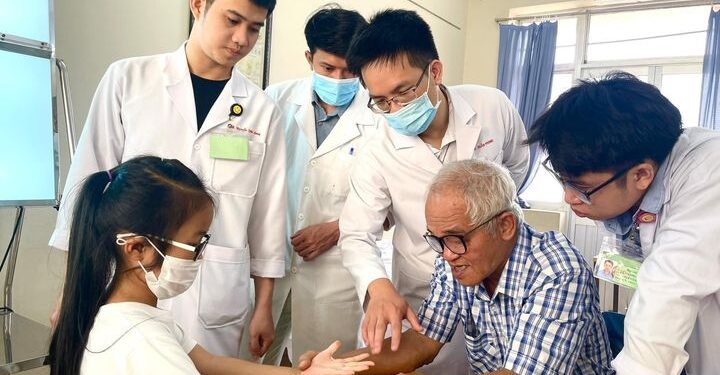 Đoàn chuyên gia Chấn thương chỉnh hình TP. Hồ Chí Minh khám, điều trị & phẫu thuật tại Bệnh viện Đa khoa tỉnh Khánh Hòa