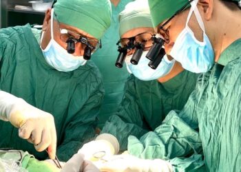 Đoàn chuyên gia Bệnh viện Chấn thương Chỉnh hình TP.HCM khám và phẫu thuật tại BVĐK tỉnh Khánh Hòa