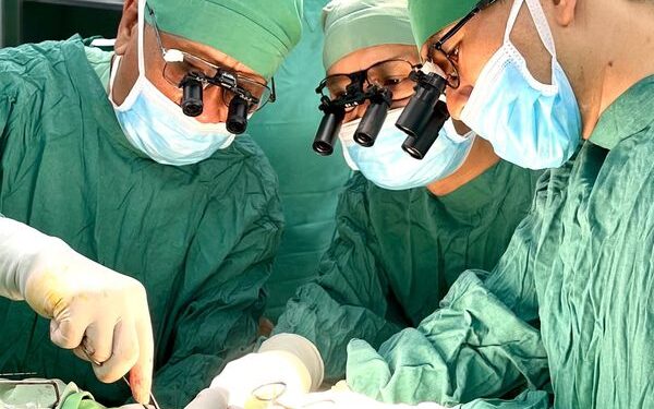 Đoàn chuyên gia Bệnh viện Chấn thương Chỉnh hình TP.HCM khám và phẫu thuật tại BVĐK tỉnh Khánh Hòa