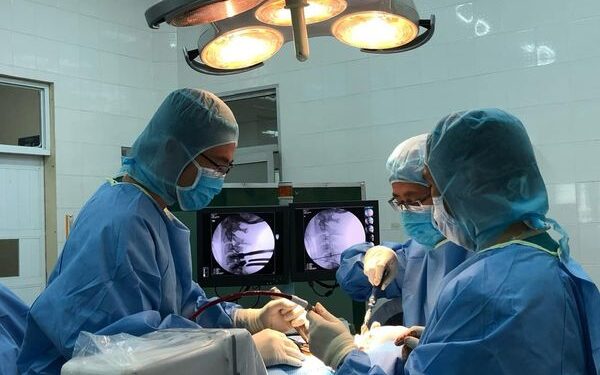 Kỹ thuật bắt vít chân cung cột sống cổ cải biên – Sử dụng hình ảnh đo đạc trước mổ và thước đo góc trong mổ