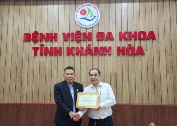 Cựu chiến binh thăm hỏi bệnh nhân nhân ngày thành lập Quân đội nhân dân Việt Nam 22/12