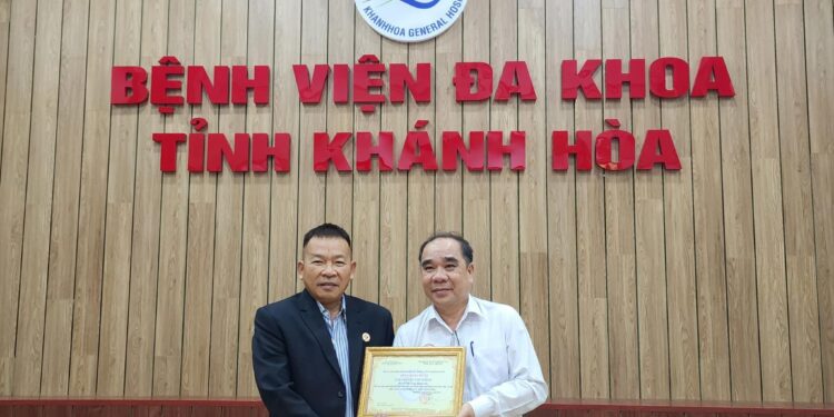 Cựu chiến binh thăm hỏi bệnh nhân nhân ngày thành lập Quân đội nhân dân Việt Nam 22/12
