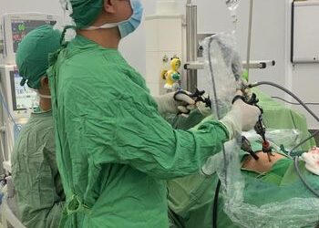 Phẫu thuật nội soi sau phúc mạc lấy sỏi niệu quản đoạn 1/3 trên