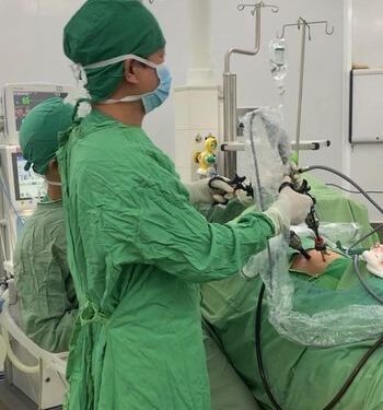 Phẫu thuật nội soi sau phúc mạc lấy sỏi niệu quản đoạn 1/3 trên