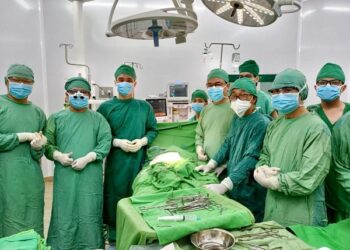 Phẫu thuật thành công bệnh nhi dị tật bẩm sinh cơ quan tiết niệu, xương khớp