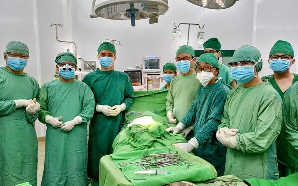 Phẫu thuật thành công bệnh nhi dị tật bẩm sinh cơ quan tiết niệu, xương khớp