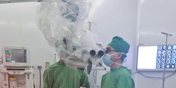 Phẫu thuật vi phẫu lấy u màng não tại Bệnh viện Đa khoa tỉnh Khánh Hòa