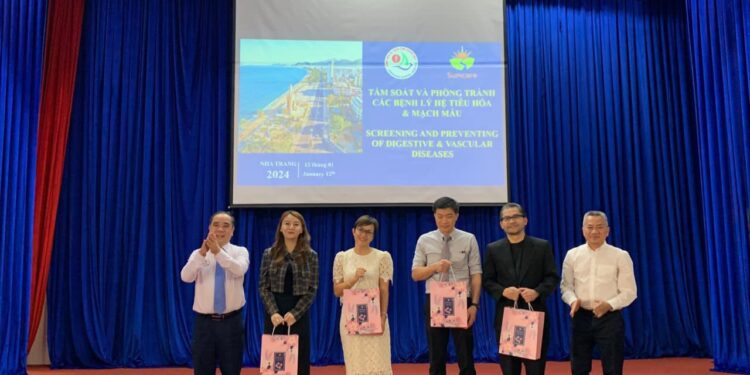 Chuyên gia Singapore chia sẻ kinh nghiệm và trao đổi chuyên môn tại Bệnh viện Đa khoa tỉnh Khánh Hòa