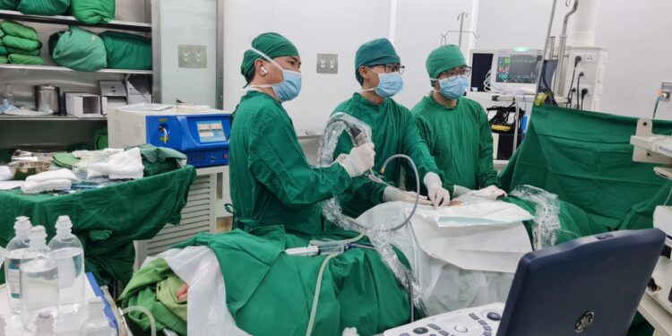 Tán sỏi thận qua da bằng đường hầm nhỏ dưới hướng dẫn của siêu âm và C-arm tại Bệnh viện Đa khoa tỉnh Khánh Hòa