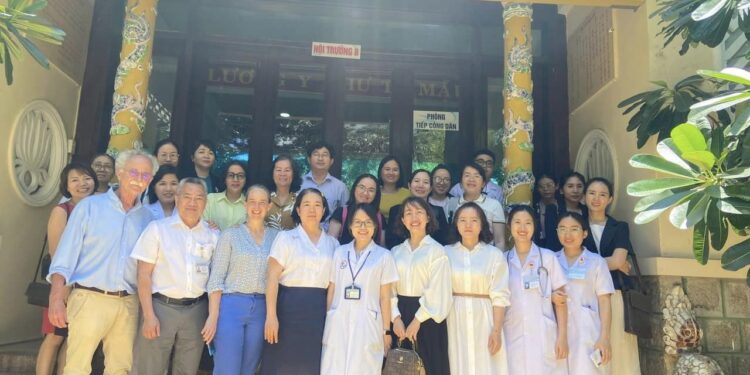 Chuyên gia Pháp trao đổi và chia sẻ kinh nghiệm “Theo dõi trẻ dễ bị tổn thương, có vấn đề về phát triển thần kinh và tự kỷ”