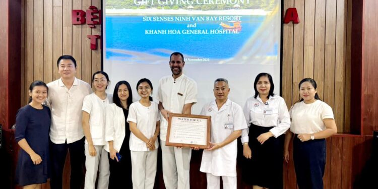 Bệnh viện tiếp nhận thùng rác và máy lọc nước RO