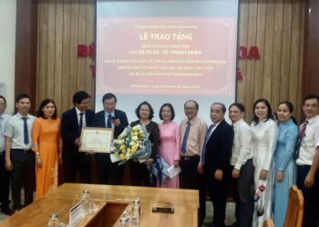 UBND tỉnh Khánh Hòa trao tặng bằng khen cho GS.TS.BS Võ Thành Nhân