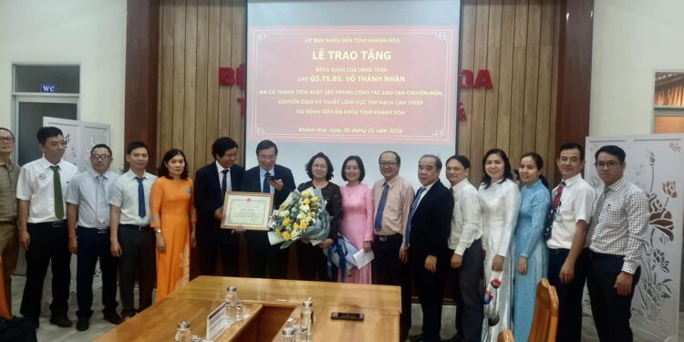 UBND tỉnh Khánh Hòa trao tặng bằng khen cho GS.TS.BS Võ Thành Nhân