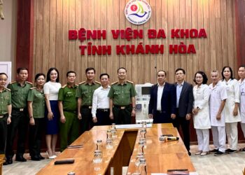 Trao tặng máy chạy thận nhân tạo cho Bệnh viện Đa khoa tỉnh Khánh Hòa