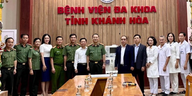 Trao tặng máy chạy thận nhân tạo cho Bệnh viện Đa khoa tỉnh Khánh Hòa