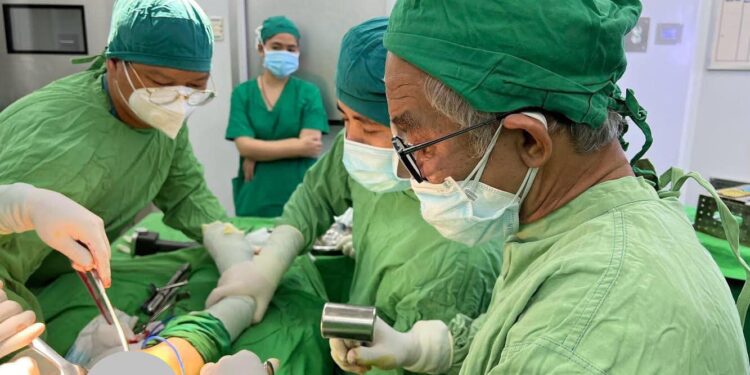 Đoàn chuyên gia Chấn thương chỉnh hình, BVĐK Xuyên Á – TP.HCM khám, điều trị & phẫu thuật