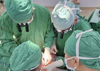 Ca mổ thành công che phủ khuyết hổng bằng xoay vạt da cân tự do có cuống mạch rời