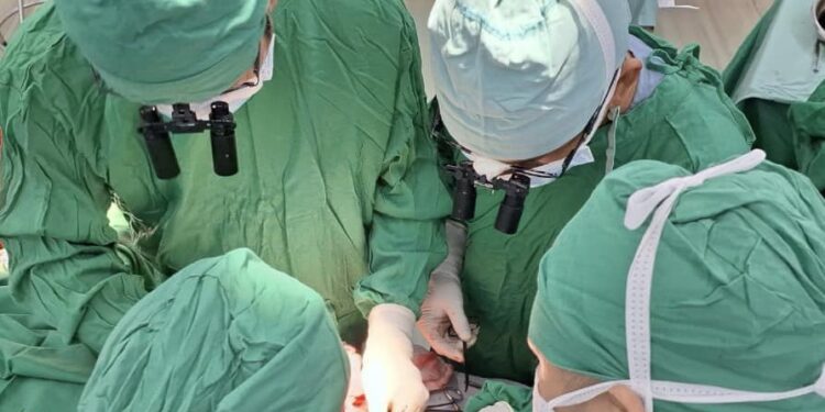 Ca mổ thành công che phủ khuyết hổng bằng xoay vạt da cân tự do có cuống mạch rời