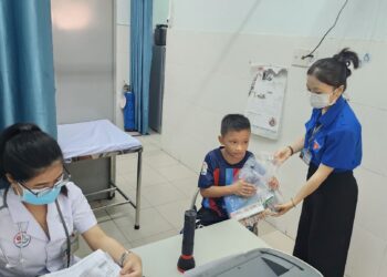 Bệnh viện Đa khoa tỉnh Khánh Hòa tiếp tục chuỗi hoạt động tặng quà bệnh nhân nhi nhân ngày 1/6