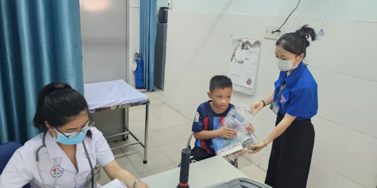 Bệnh viện Đa khoa tỉnh Khánh Hòa tiếp tục chuỗi hoạt động tặng quà bệnh nhân nhi nhân ngày 1/6