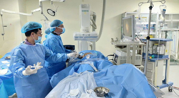 Tán sỏi đường mật bằng laser thành công cho bệnh nhân 87 tuổi nhiễm trùng đường mật nặng