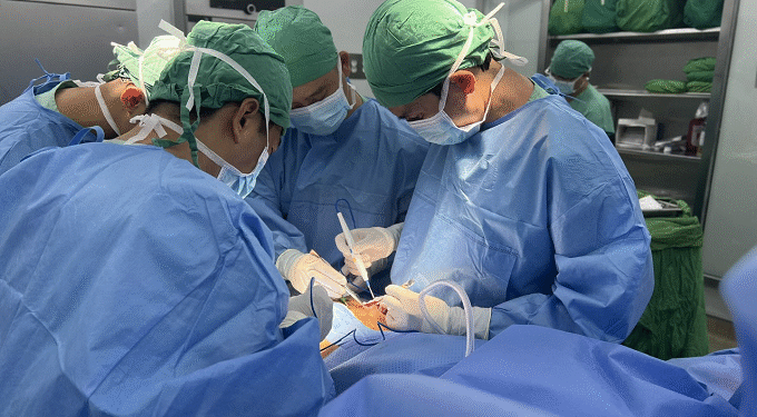 Cấp cứu khẩn thành công ba trường hợp nguy kịch đe dọa tính mạng: vỡ phình động mạch chủ bụng, chấn thương tim và vết thương thủng tim