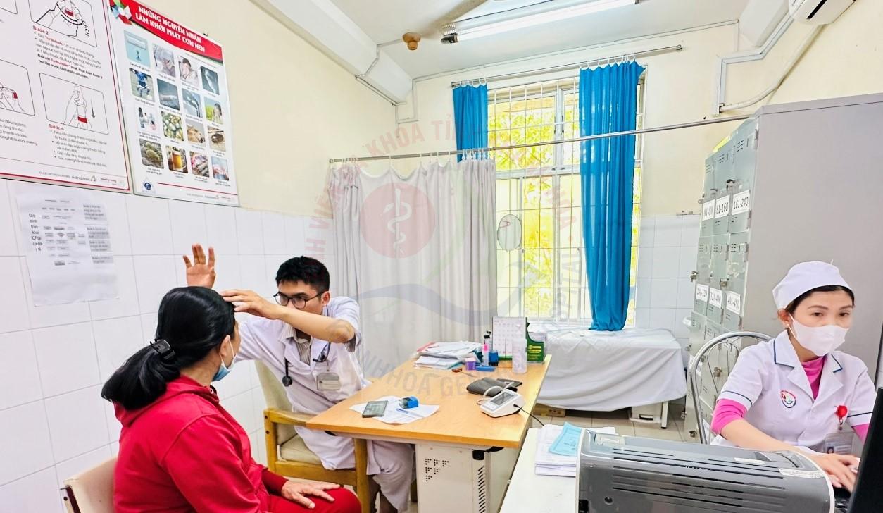 Bàn khám Thần kinh – Đột quỵ tại Bệnh viện Đa khoa Khánh Hòa