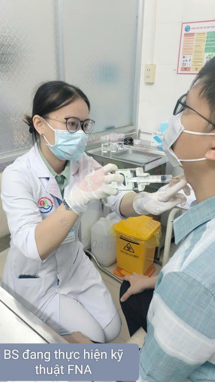 chọc hút tế bào kim nhỏ xét nghiệm FNA chẩn đoán u tuyến giáp kiểm tra u vú