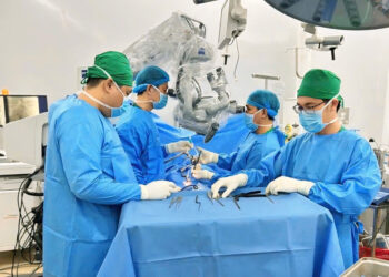 Phẫu thuật đặt ốc chân cung cột sống cổ: Giải pháp vững chắc cho tổn thương