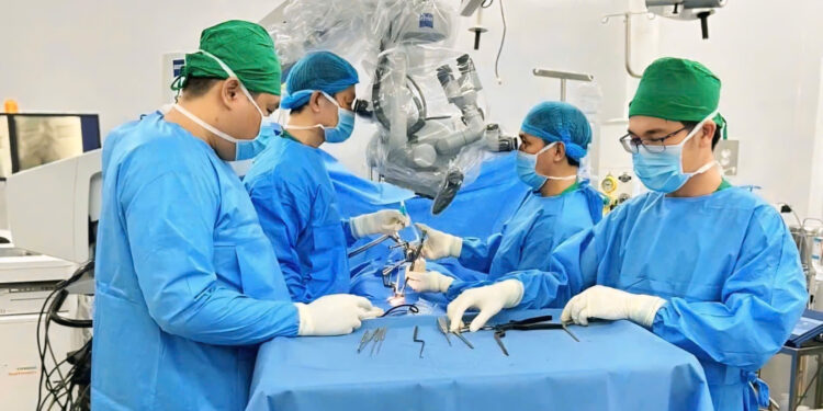 Phẫu thuật đặt ốc chân cung cột sống cổ: Giải pháp vững chắc cho tổn thương