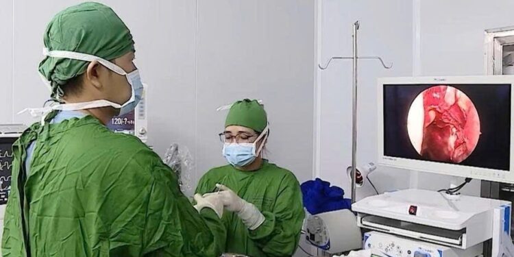 Phẫu thuật nội soi mũi xoang điều trị viêm mũi xoang mạn tính có polyp