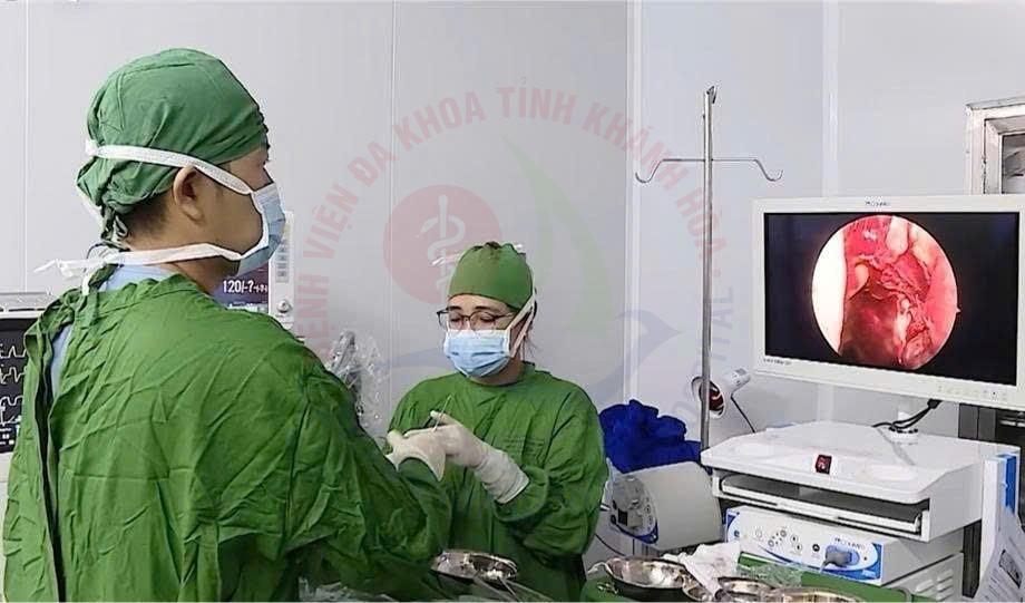 Phẫu thuật nội soi mũi xoang điều trị viêm mũi xoang mạn tính có polyp