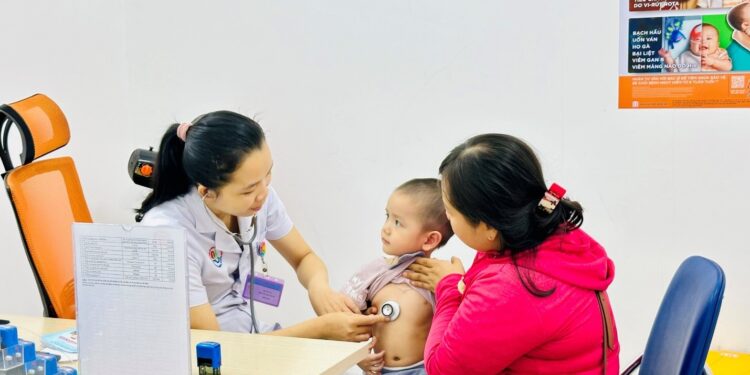 Vượt 100 km đưa con đi tiêm chủng vắc xin: Niềm tin gửi trọn tại Bệnh viện Đa khoa Khánh Hòa