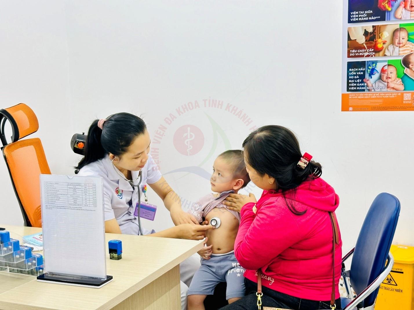 Vượt 100 km đưa con đi tiêm chủng vắc xin: Niềm tin gửi trọn tại Bệnh viện Đa khoa Khánh Hòa
