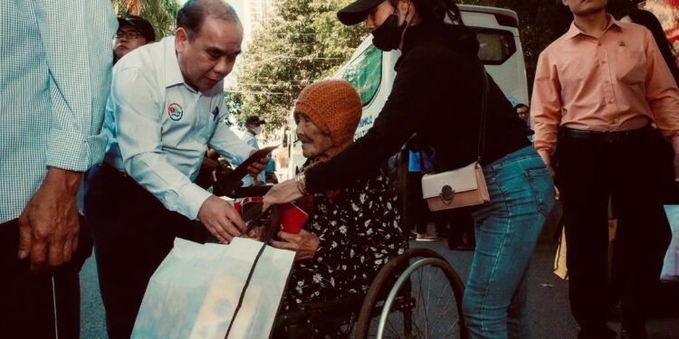 Tập thể Bệnh viện Đa khoa Khánh Hòa trân trọng gửi lời tri ân tới BSCKII. Phan Hữu Chính: Người thầy thuốc tận tụy – người lãnh đạo tận tâm