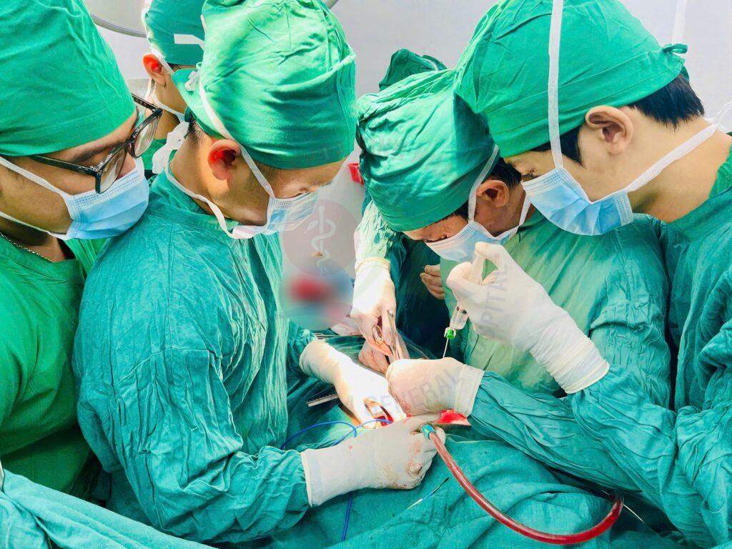cứu sống ca vỡ tim Bệnh viện Đa khoa Khánh Hòa cấp cứu tai nạn giao thông điều trị chấn thương tim hồi sức ngoại phẫu thuật lồng ngực
