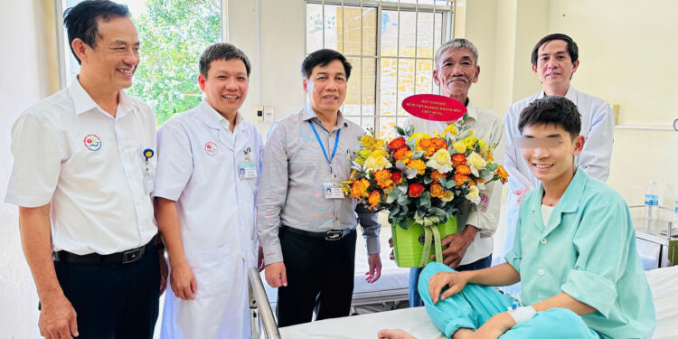 Tuyên dương ê-kíp kịp thời giành giật sự sống cho ca tai nạn vỡ tim