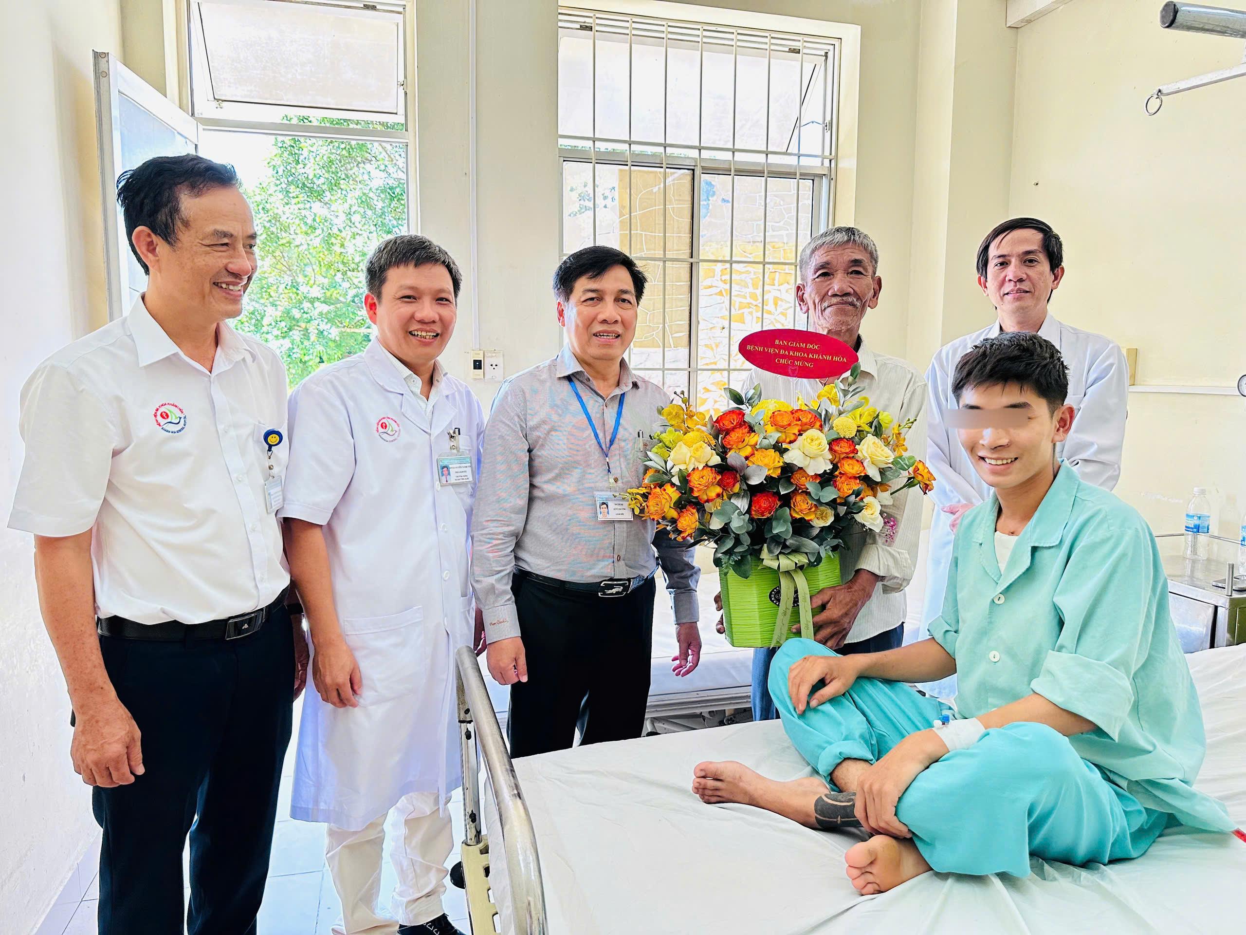 Tuyên dương ê-kíp kịp thời giành giật sự sống cho ca tai nạn vỡ tim