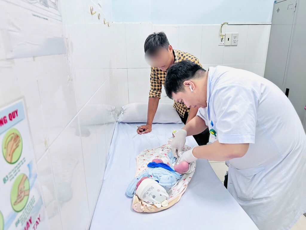 Dị tật Hậu môn Trực tràng Tạo hình hậu môn trẻ sơ sinh phẫu thuật Pena trẻ không có hậu môn Ngoại nhi Khánh Hòa