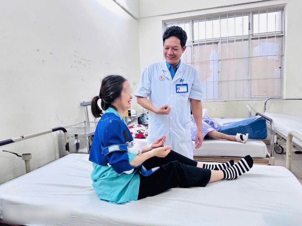 Khâu Rách Chóp Xoay Rách chóp xoay vai phẫu thuật nội soi khớp vai kỹ thuật Double-Row Trung tâm Chấn thương Chỉnh hình Khánh Hòa