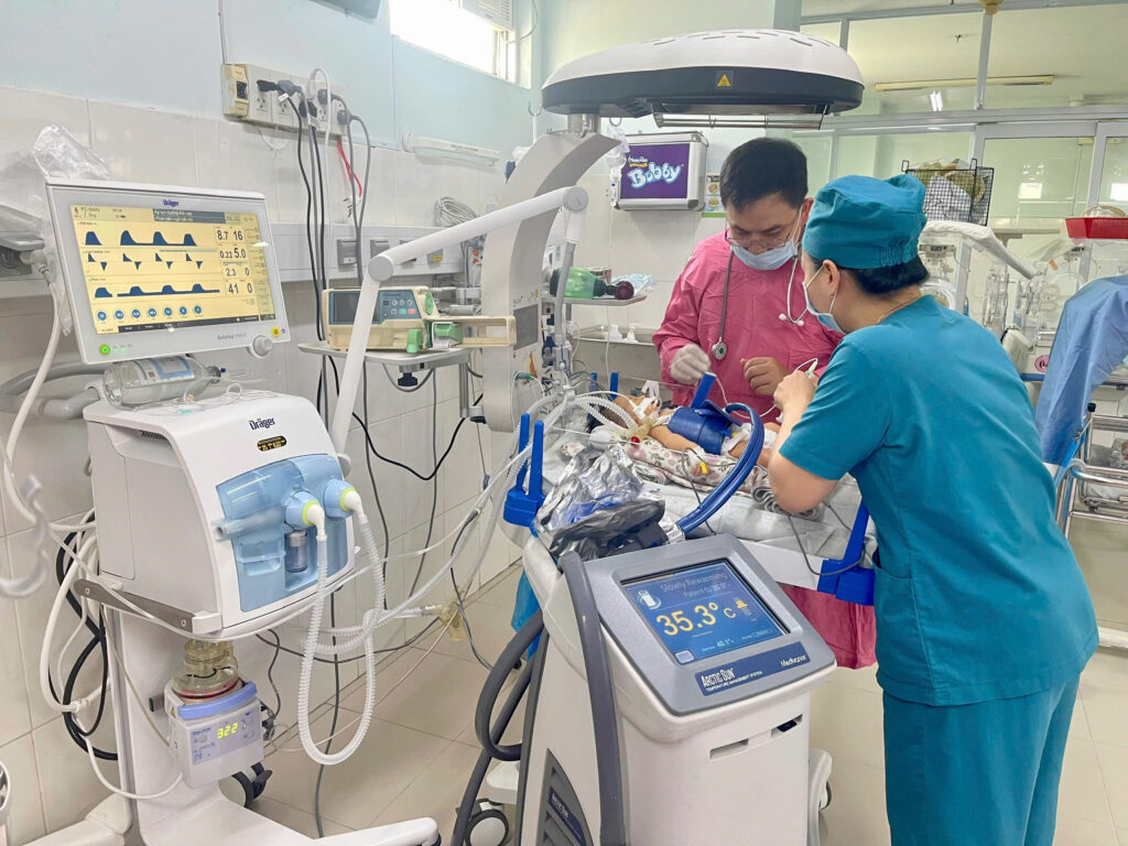 Hạ thân nhiệt chỉ huy
Ngạt sơ sinh
Khoa Nhi Bệnh viện Đa khoa Khánh Hòa
điều trị thiếu oxy não
hạ thân nhiệt bằng máy