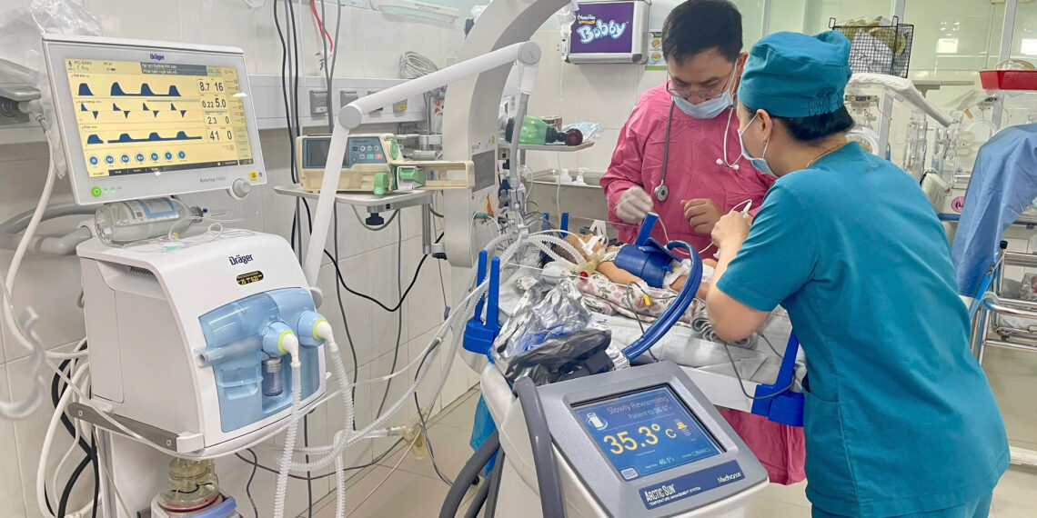 Hạ thân nhiệt chỉ huy: Bảo vệ não trẻ trong thời khắc sinh tử